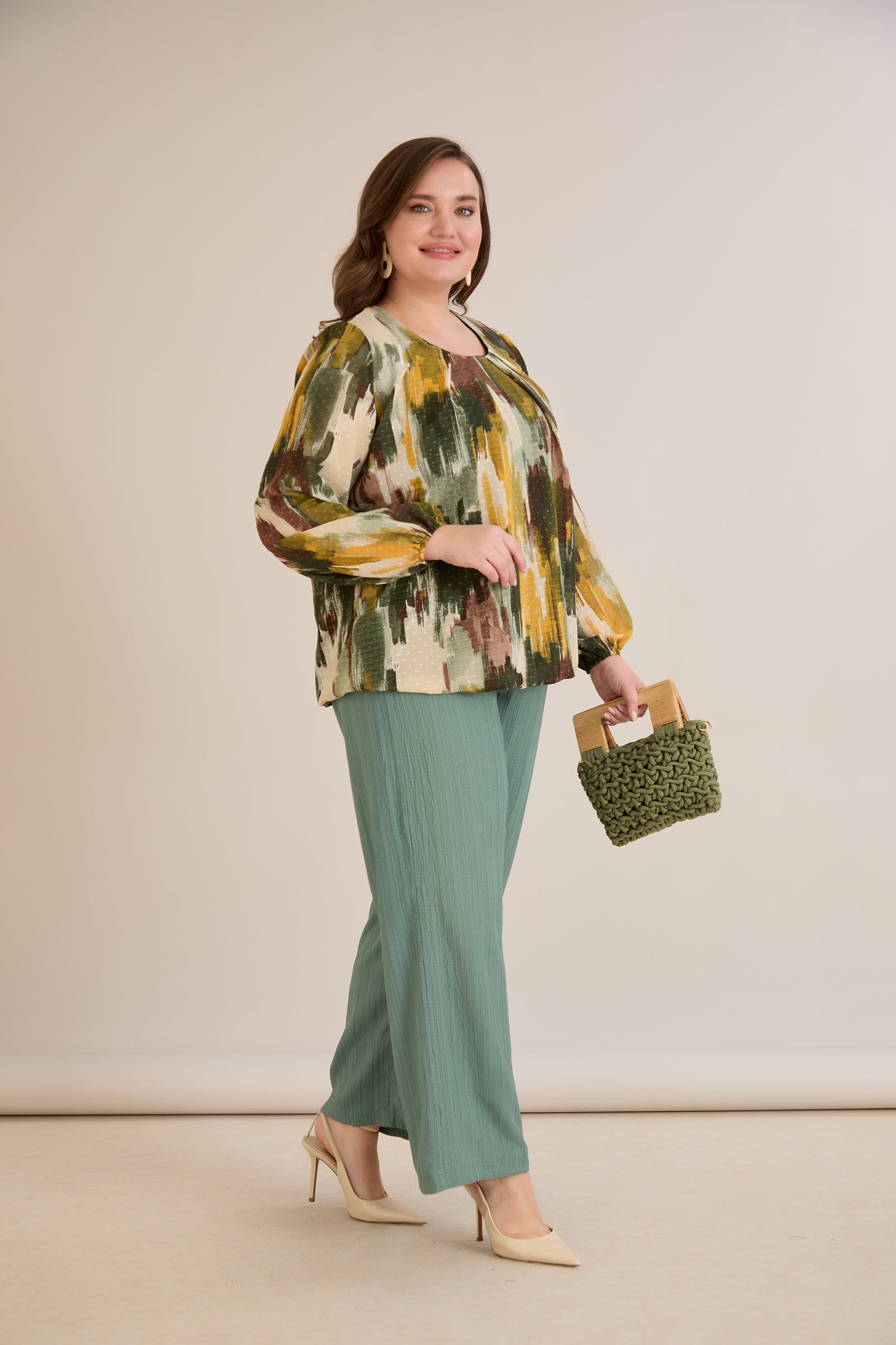 Παντελόνι από ελαφρύ ανάγλυφο ύφασμα σε Πράσινο παστέλ χρώμα σε μεγάλα μεγέθη