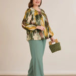 Πολύχρωμη μπλούζα σε άνετη γραμμή από μουσελίνα με χακί απόχρωση σε μεγάλα μεγέθη