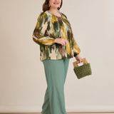 Πολύχρωμη μπλούζα σε άνετη γραμμή από μουσελίνα με χακί απόχρωση σε μεγάλα μεγέθη