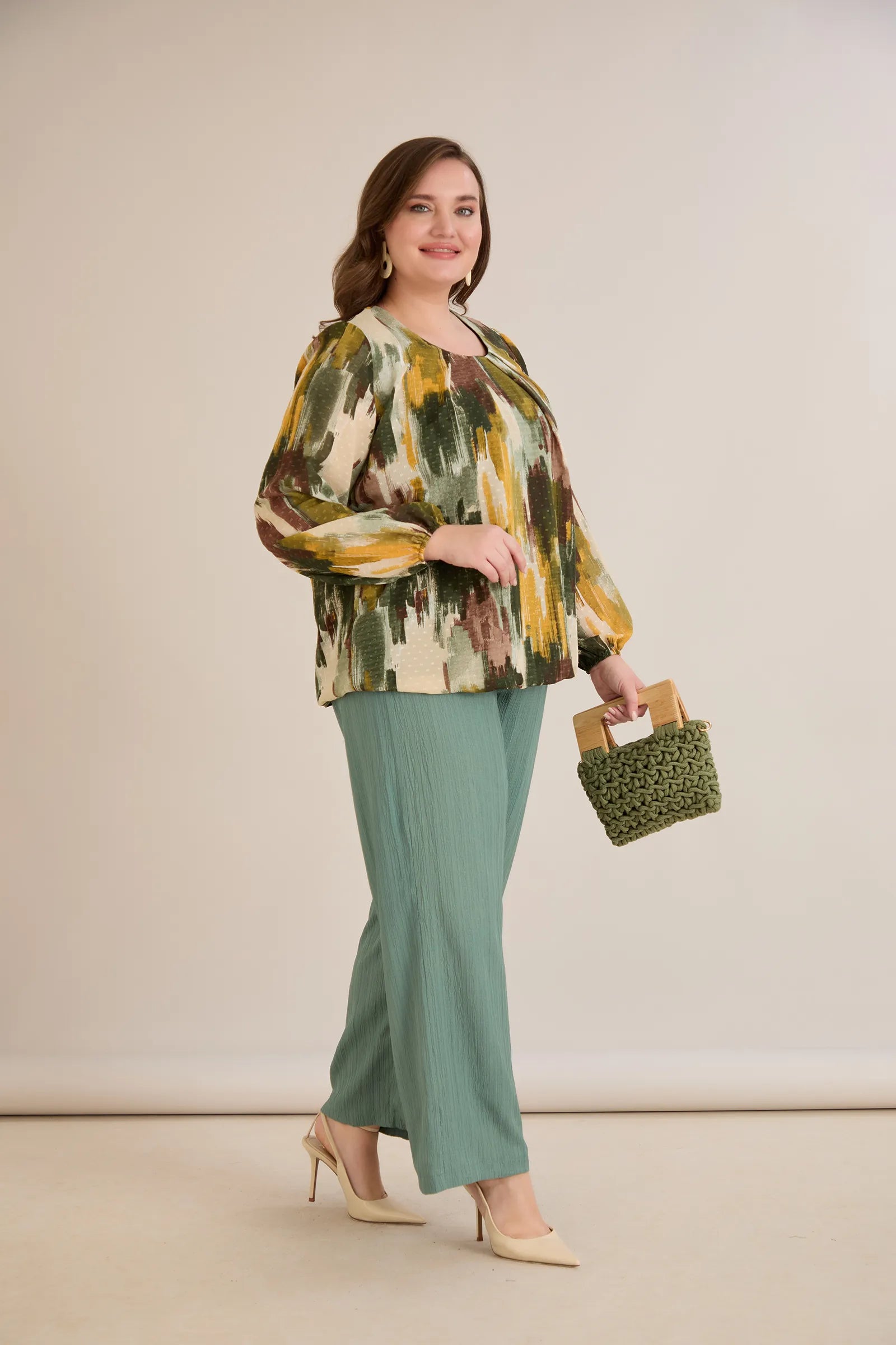 Πολύχρωμη μπλούζα σε άνετη γραμμή από μουσελίνα με χακί απόχρωση σε μεγάλα μεγέθη