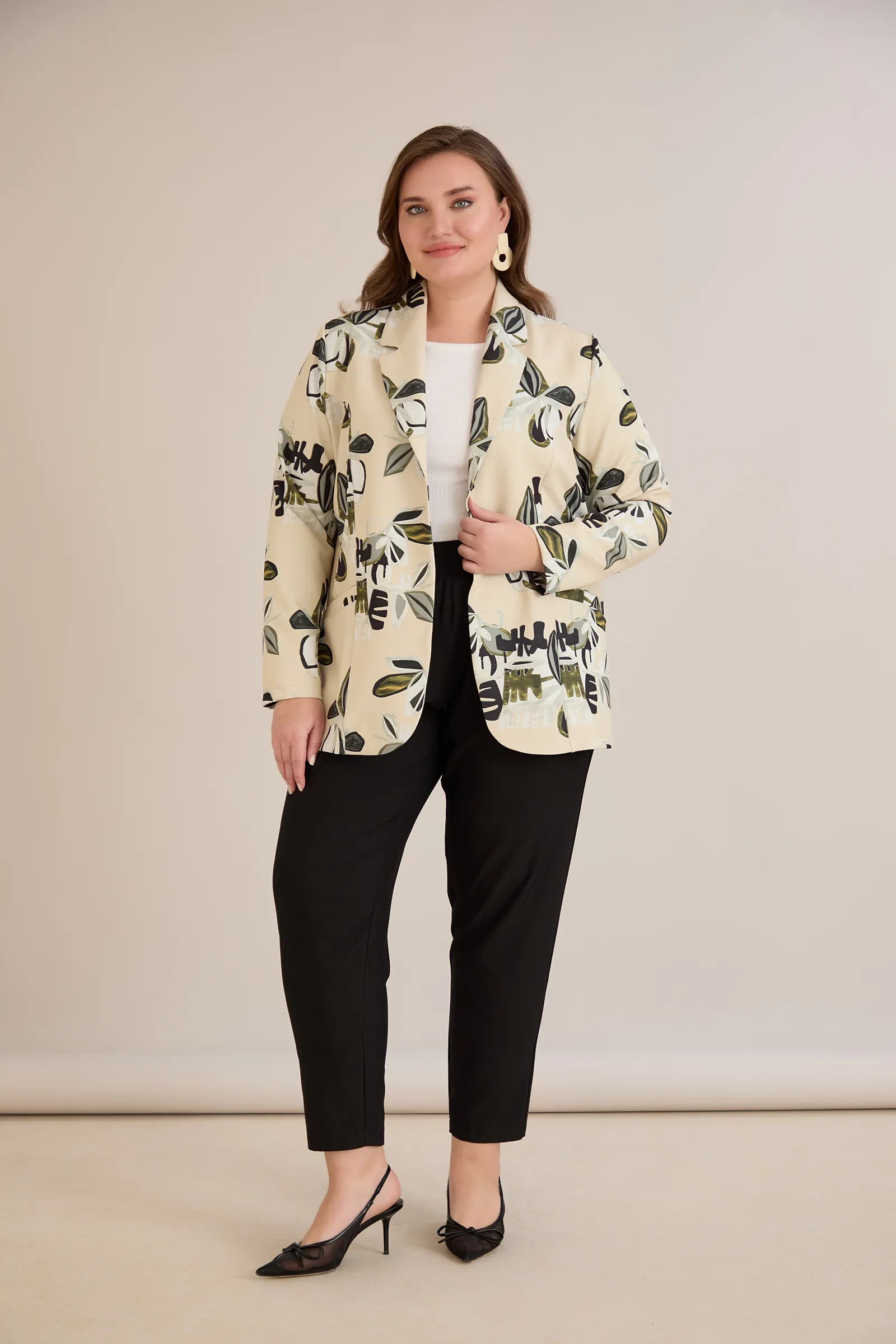 Ανοιξιάτικο σακάκι με φρέσκο μοτίβο με φύλλα σε μπεζ χρώμα σε μεγάλα μεγέθη