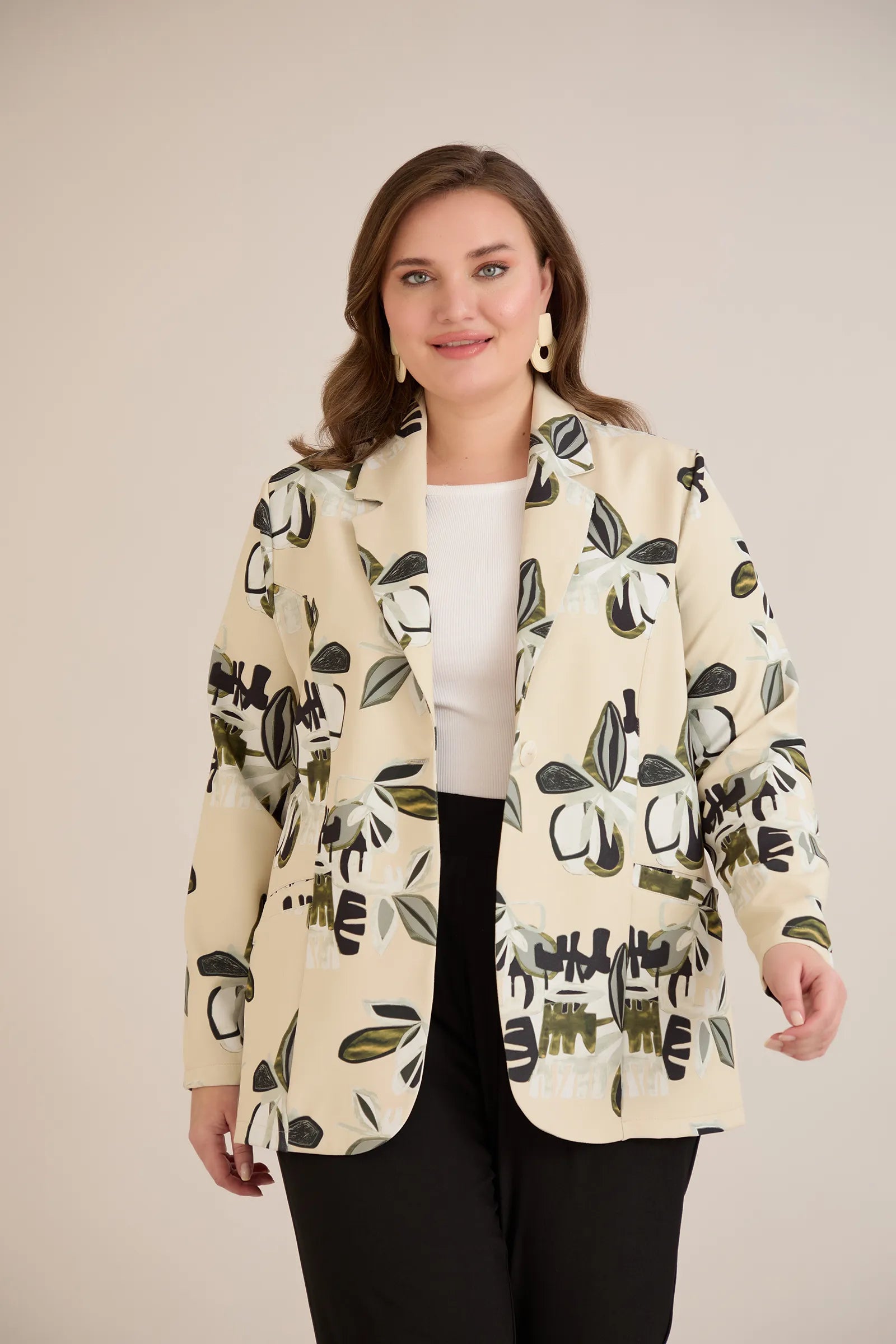 Ανοιξιάτικο σακάκι με φρέσκο μοτίβο με φύλλα σε μπεζ χρώμα σε μεγάλα μεγέθη