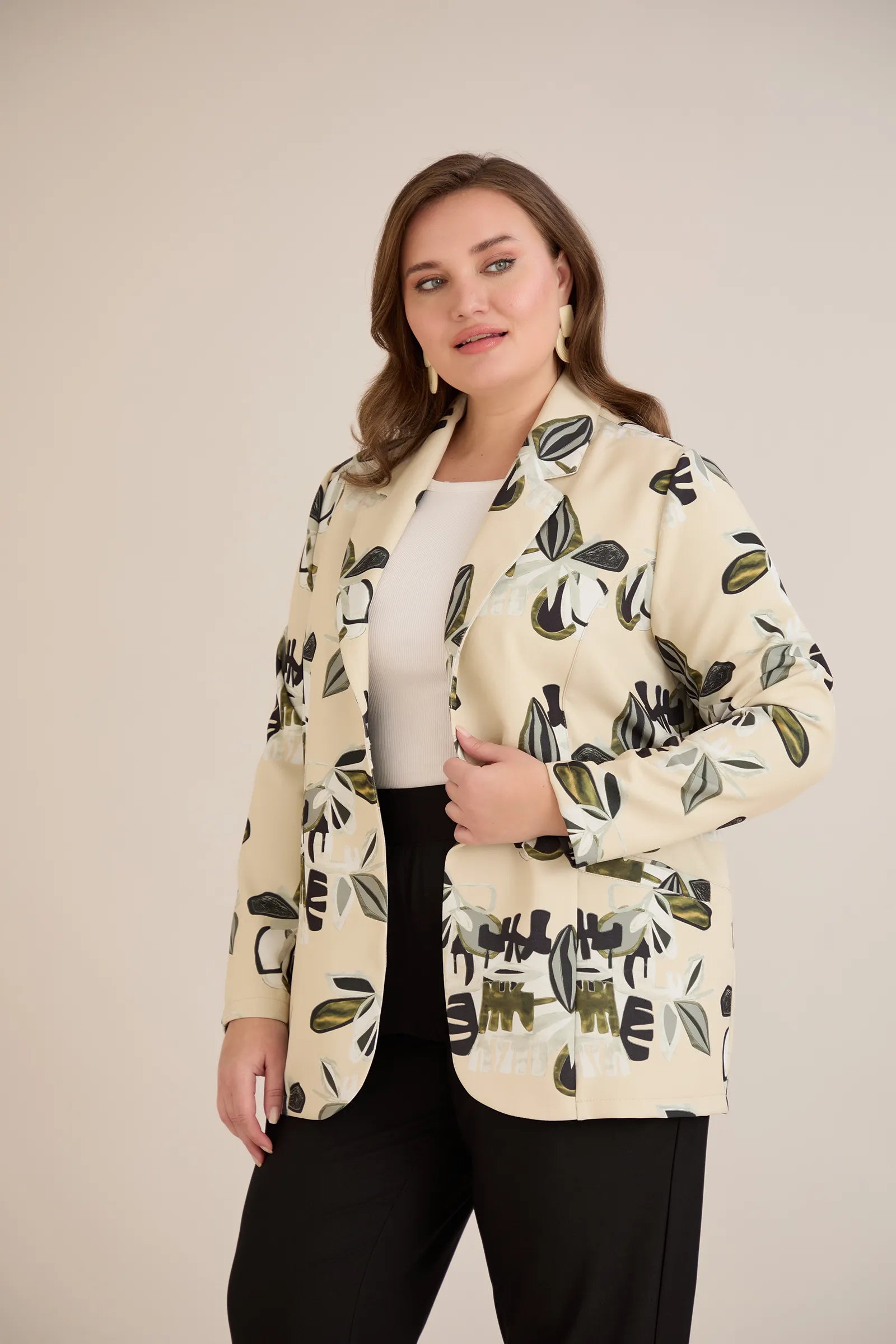 Ανοιξιάτικο σακάκι με φρέσκο μοτίβο με φύλλα σε μπεζ χρώμα σε μεγάλα μεγέθη