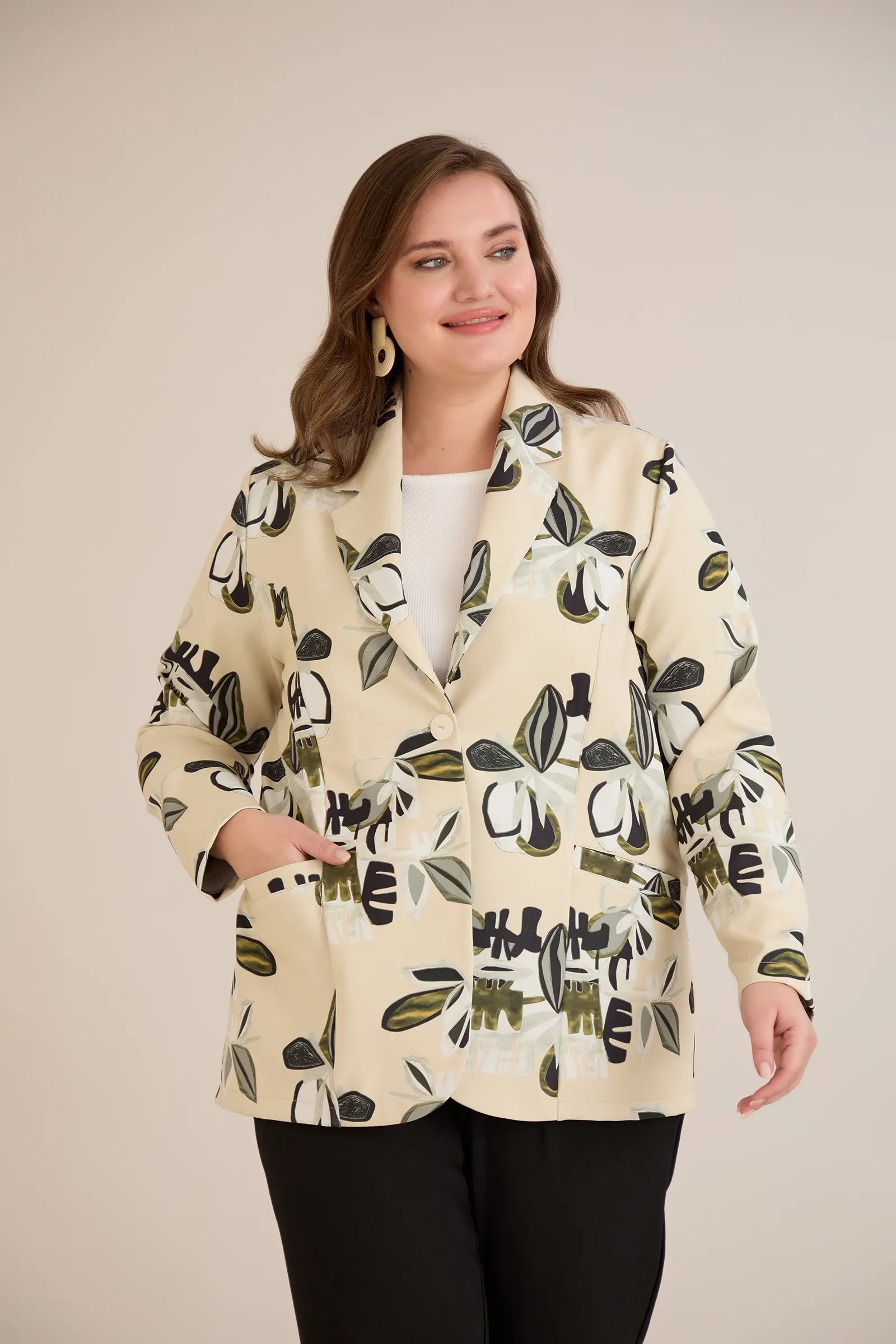 Ανοιξιάτικο σακάκι με φρέσκο μοτίβο με φύλλα σε μπεζ χρώμα σε μεγάλα μεγέθη