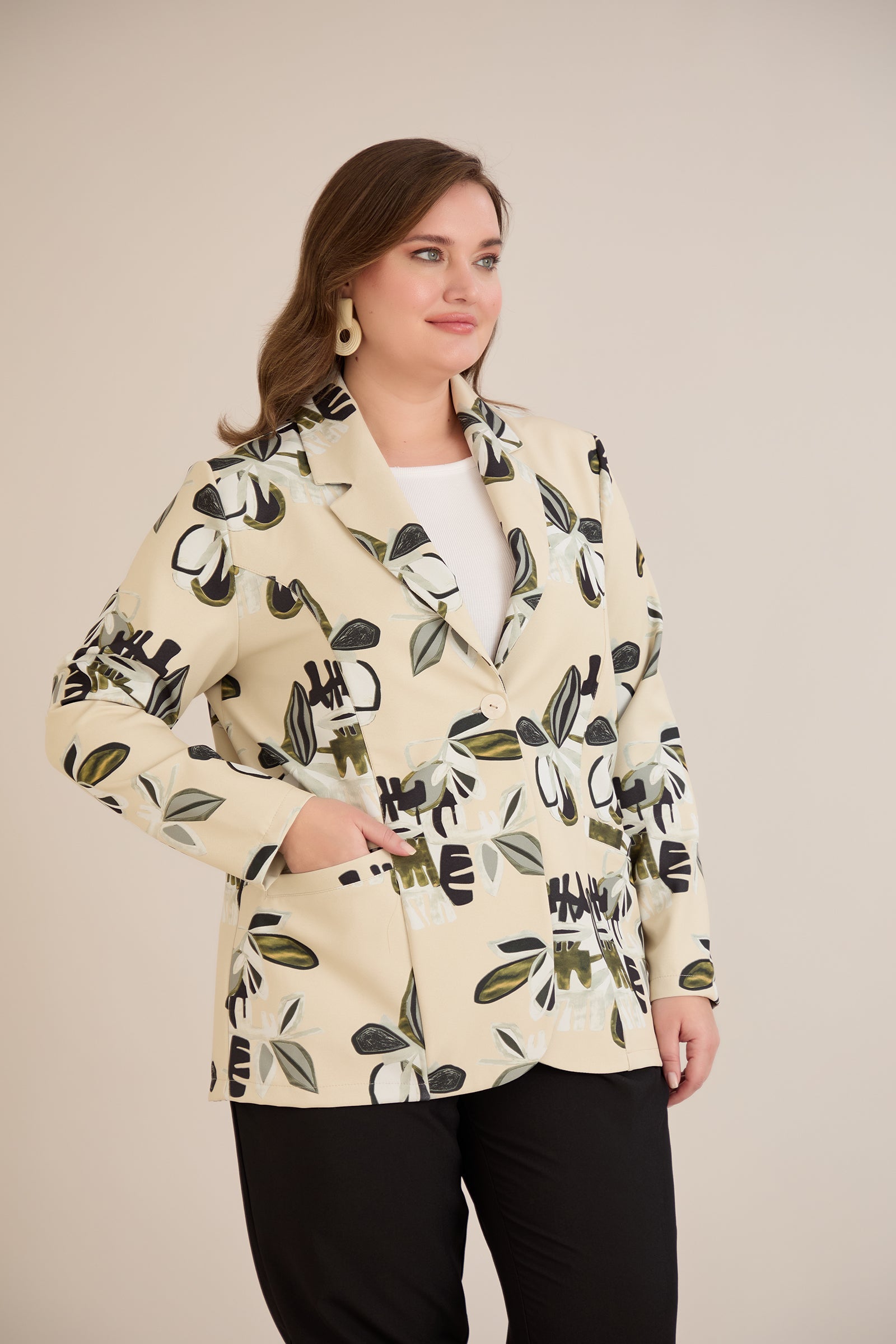 Ανοιξιάτικο σακάκι με φρέσκο μοτίβο με φύλλα σε μπεζ χρώμα σε μεγάλα μεγέθη
