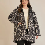 Κομψό μπουφάν με κουκούλα και αφηρημένο print σε μεγάλα μεγέθη