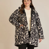 Κομψό μπουφάν με κουκούλα και αφηρημένο print σε μεγάλα μεγέθη