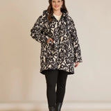 Κομψό μπουφάν με κουκούλα και αφηρημένο print σε μεγάλα μεγέθη