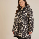 Κομψό μπουφάν με κουκούλα και αφηρημένο print σε μεγάλα μεγέθη