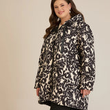 Κομψό μπουφάν με κουκούλα και αφηρημένο print σε μεγάλα μεγέθη