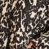 Κομψό μπουφάν με κουκούλα και αφηρημένο print σε μεγάλα μεγέθη