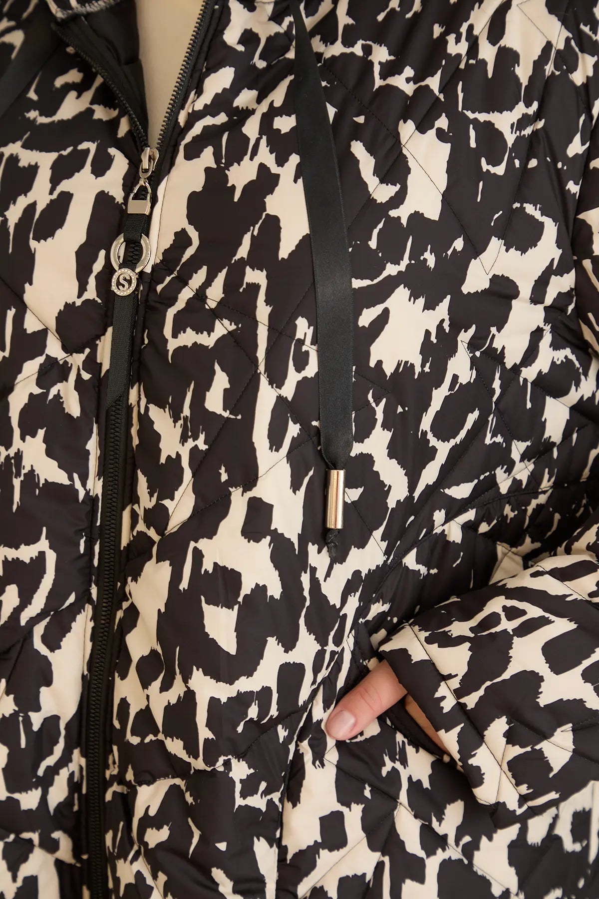 Κομψό μπουφάν με κουκούλα και αφηρημένο print σε μεγάλα μεγέθη