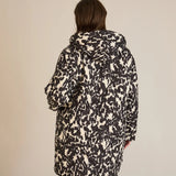 Κομψό μπουφάν με κουκούλα και αφηρημένο print