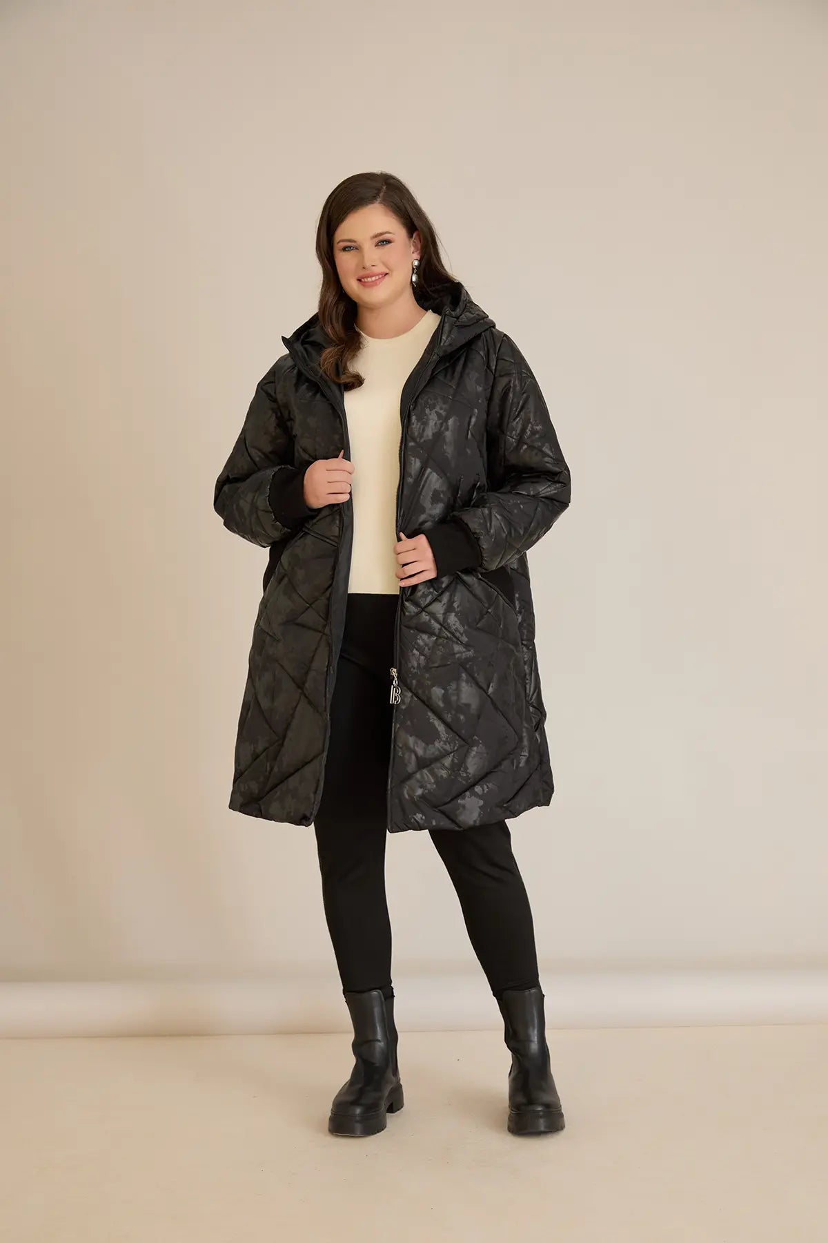 Μπουφάν καπιτονέ με κουκούλα σε Μαύρο χρώμα σε μεγάλα μεγέθη