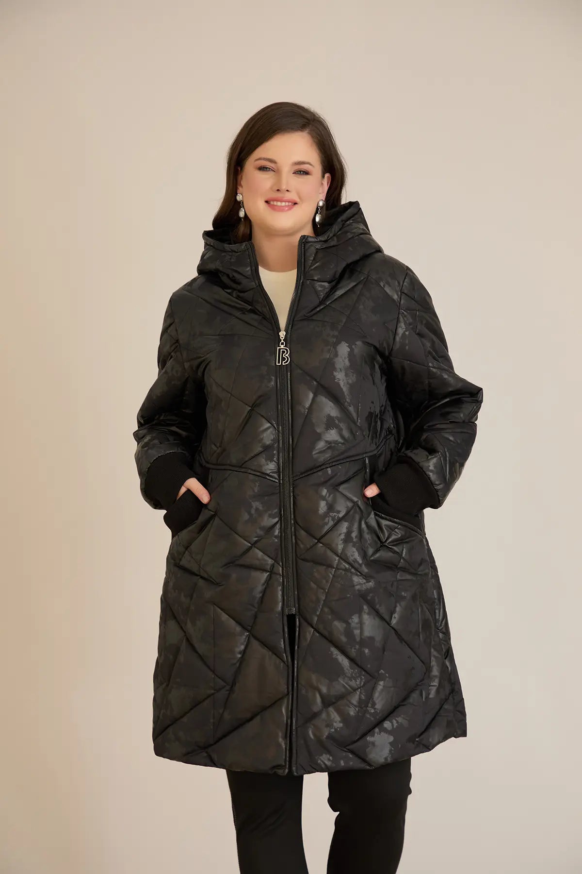 Μπουφάν καπιτονέ με κουκούλα σε Μαύρο χρώμα σε μεγάλα μεγέθη