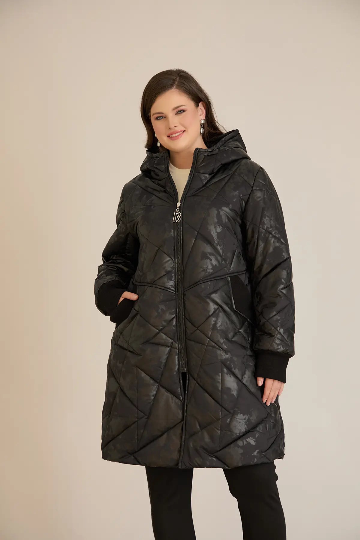 Μπουφάν καπιτονέ με κουκούλα σε Μαύρο χρώμα σε μεγάλα μεγέθη