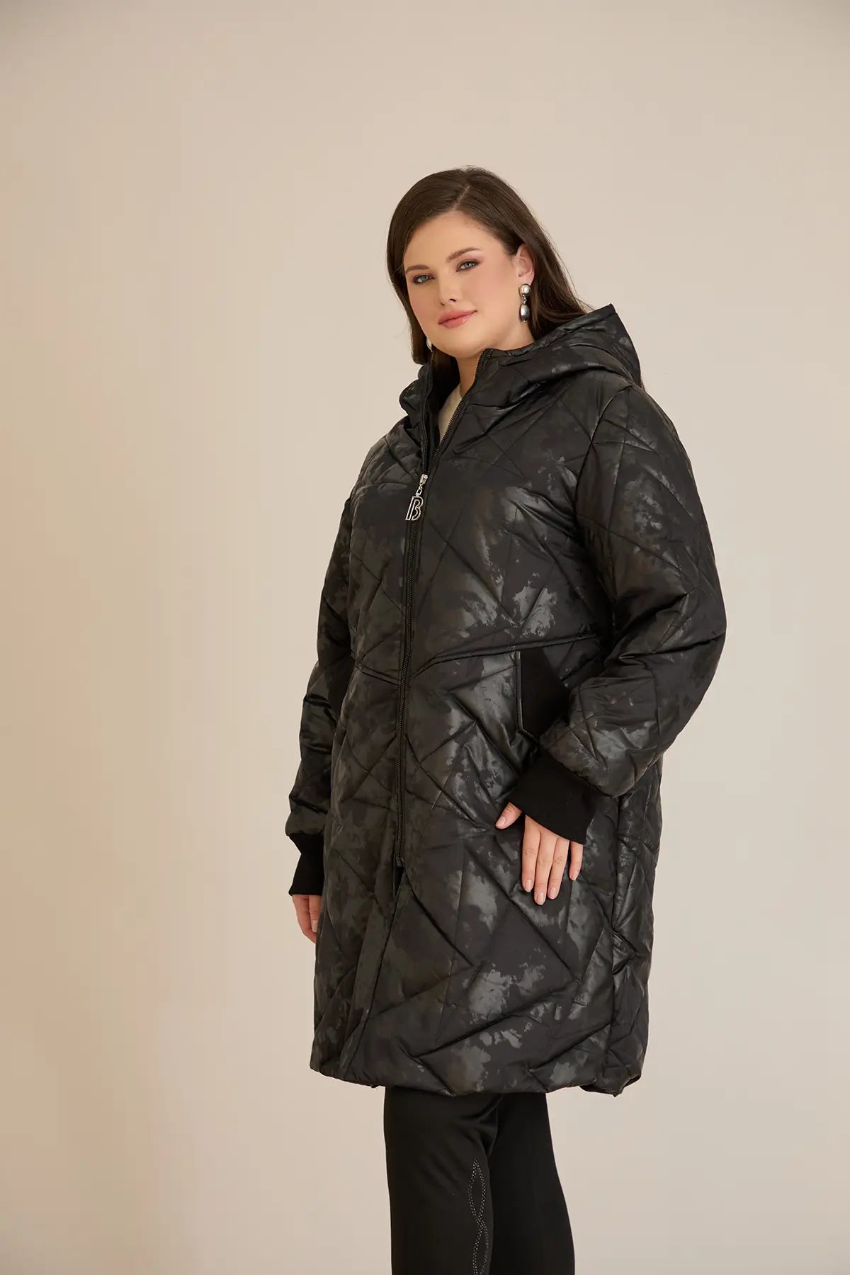 Μπουφάν καπιτονέ με κουκούλα σε Μαύρο χρώμα σε μεγάλα μεγέθη