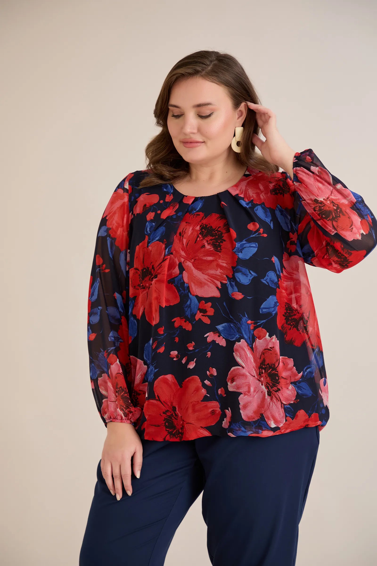 Πολύχρωμη μπλούζα σε άνετη γραμμή από μουσελίνα με Φλοράλ απόχρωση σε μεγάλα μεγέθη