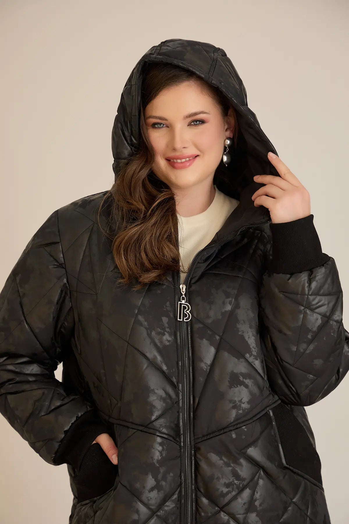 Μπουφάν καπιτονέ με κουκούλα σε Μαύρο χρώμα σε μεγάλα μεγέθη