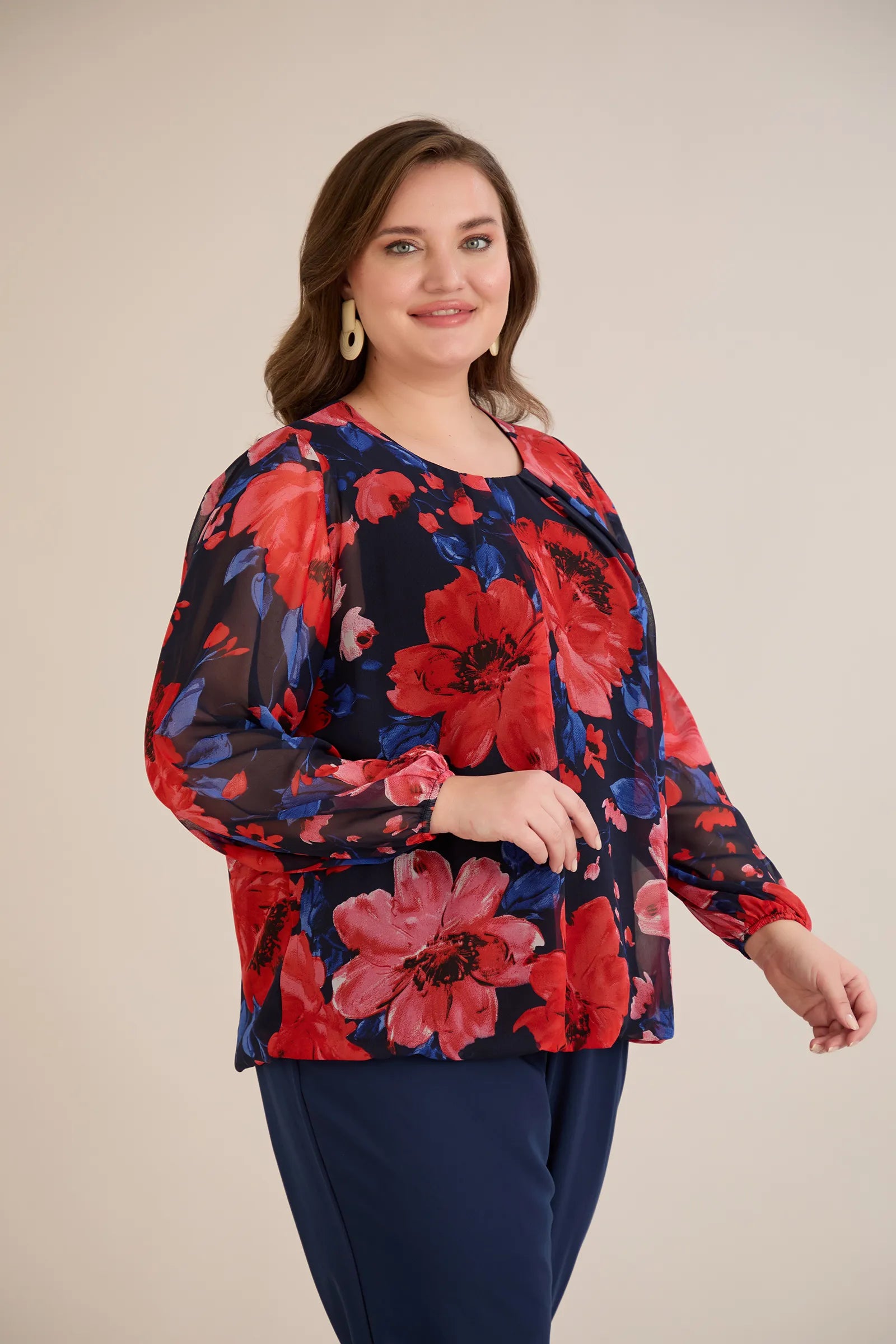 Πολύχρωμη μπλούζα σε άνετη γραμμή από μουσελίνα με Φλοράλ απόχρωση σε μεγάλα μεγέθη