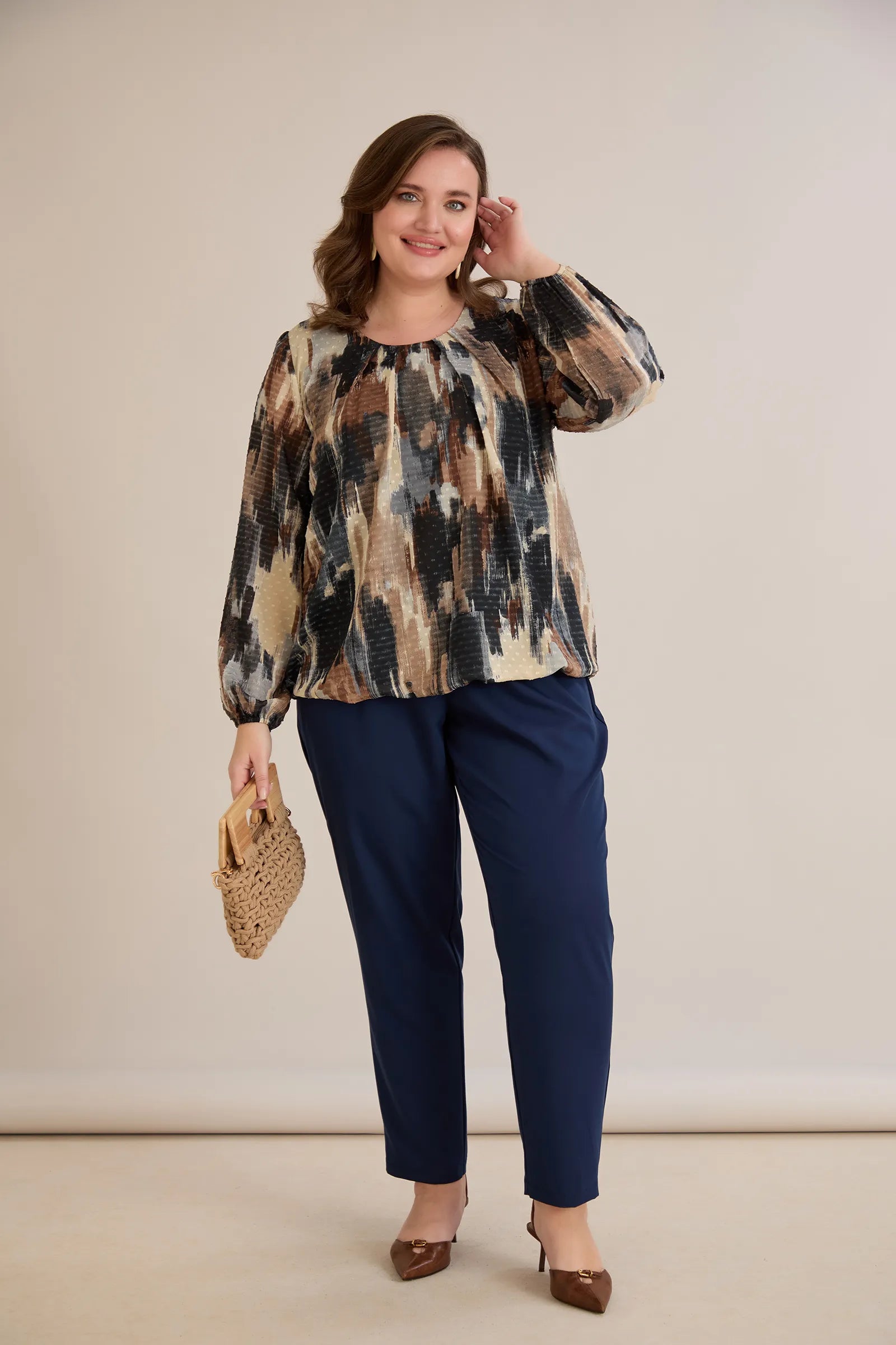 Πολύχρωμη μπλούζα σε άνετη γραμμή από μουσελίνα με Μόκα απόχρωση σε μεγάλα μεγέθη