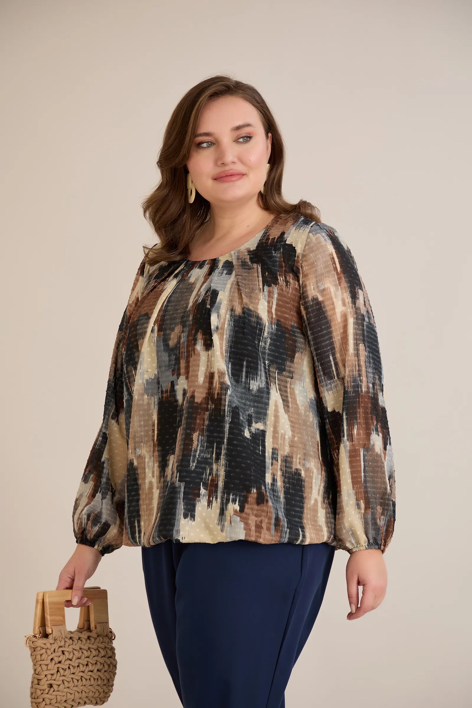 Πολύχρωμη μπλούζα σε άνετη γραμμή από μουσελίνα με Μόκα απόχρωση σε μεγάλα μεγέθη