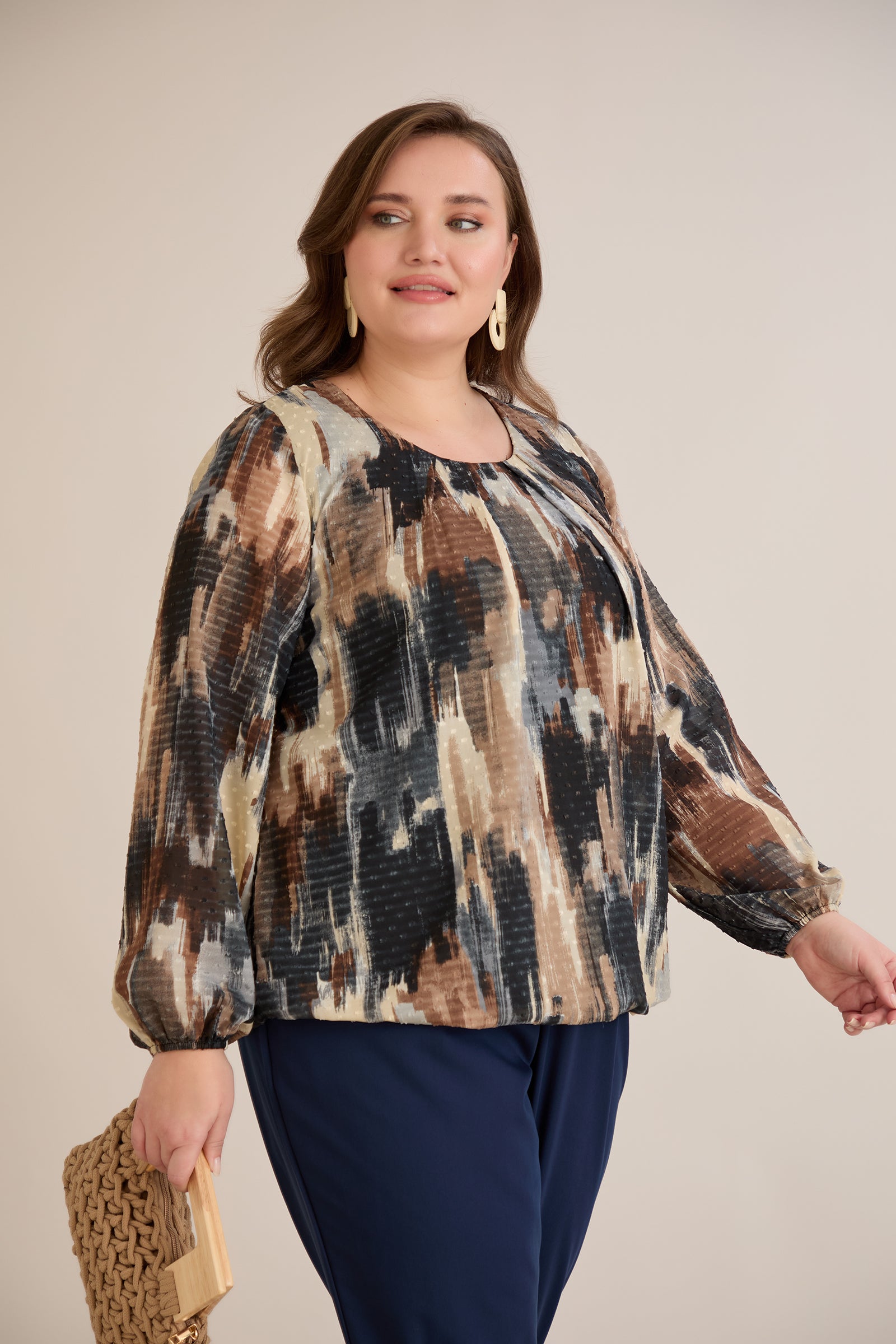 Πολύχρωμη μπλούζα σε άνετη γραμμή από μουσελίνα με Μόκα απόχρωση σε μεγάλα μεγέθη