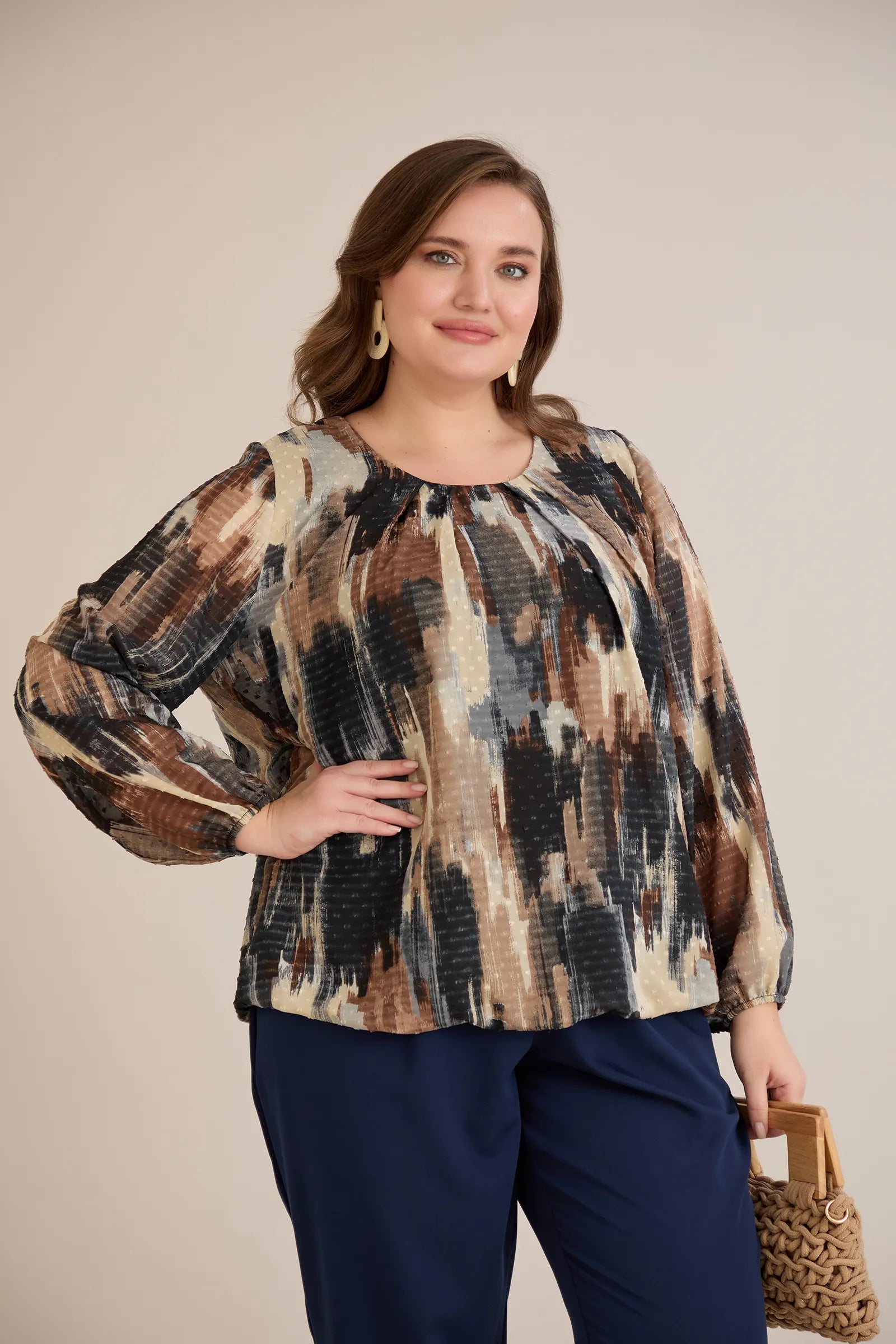 Πολύχρωμη μπλούζα σε άνετη γραμμή από μουσελίνα με Μόκα απόχρωση σε μεγάλα μεγέθη