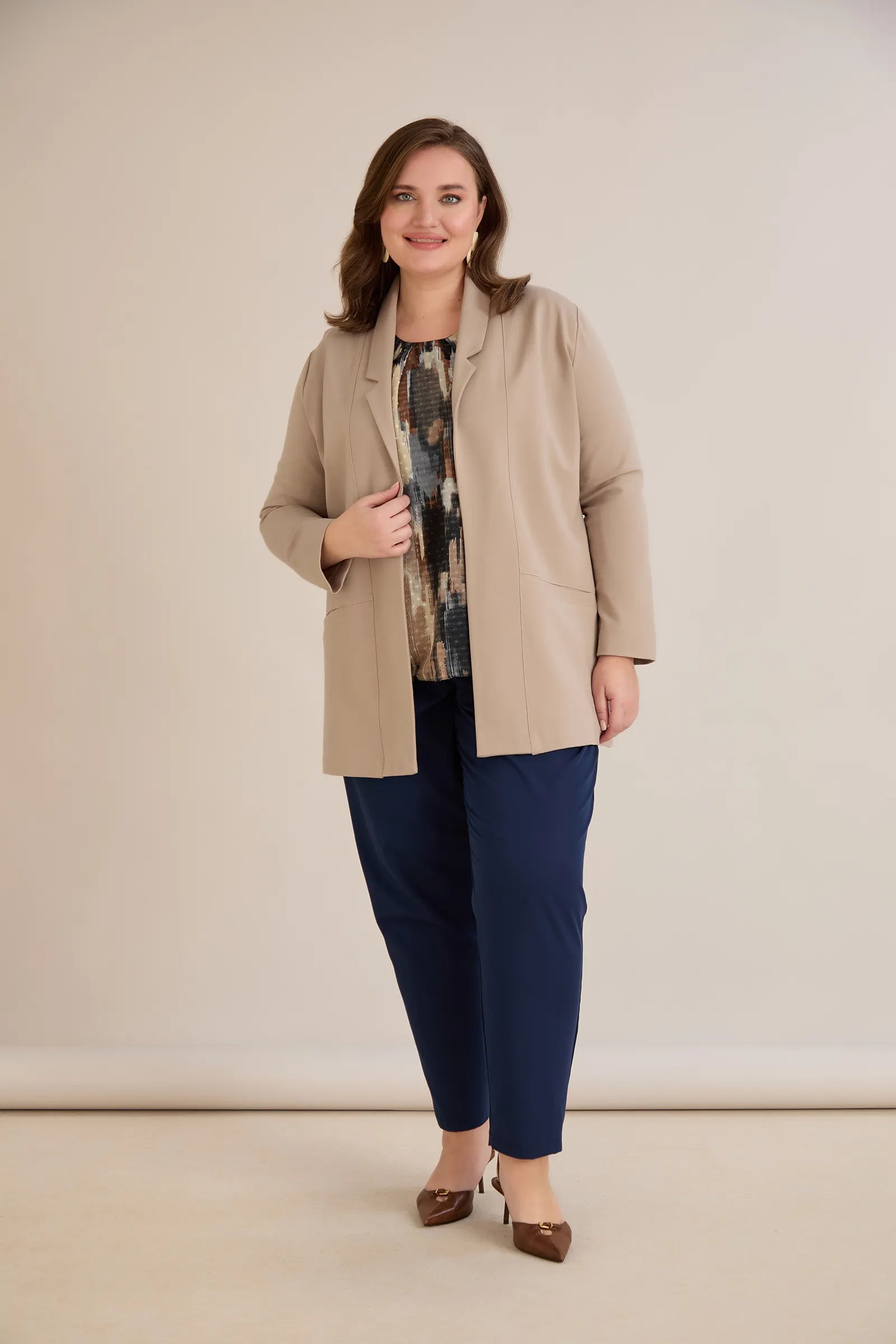 Σπορ-κομψό μπλεϊζερ χωρίς κούμπωμα σε Μπεζ χρώμα σε μεγάλα μεγέθη 