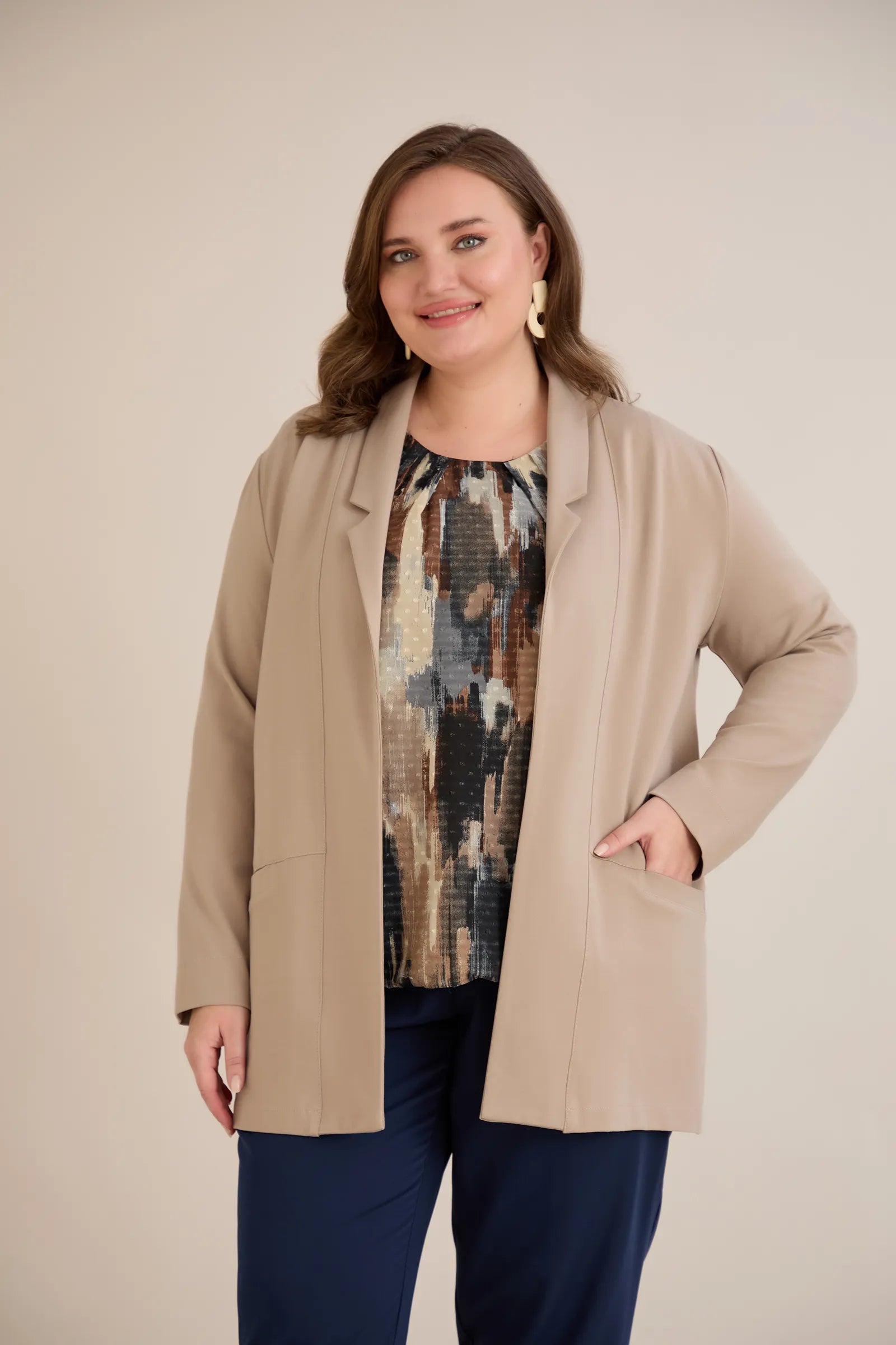 Σπορ-κομψό μπλεϊζερ χωρίς κούμπωμα σε Μπεζ χρώμα σε μεγάλα μεγέθη 