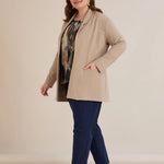 Σπορ-κομψό μπλεϊζερ χωρίς κούμπωμα σε Μπεζ χρώμα σε μεγάλα μεγέθη 