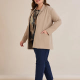 Σπορ-κομψό μπλεϊζερ χωρίς κούμπωμα σε Μπεζ χρώμα σε μεγάλα μεγέθη 