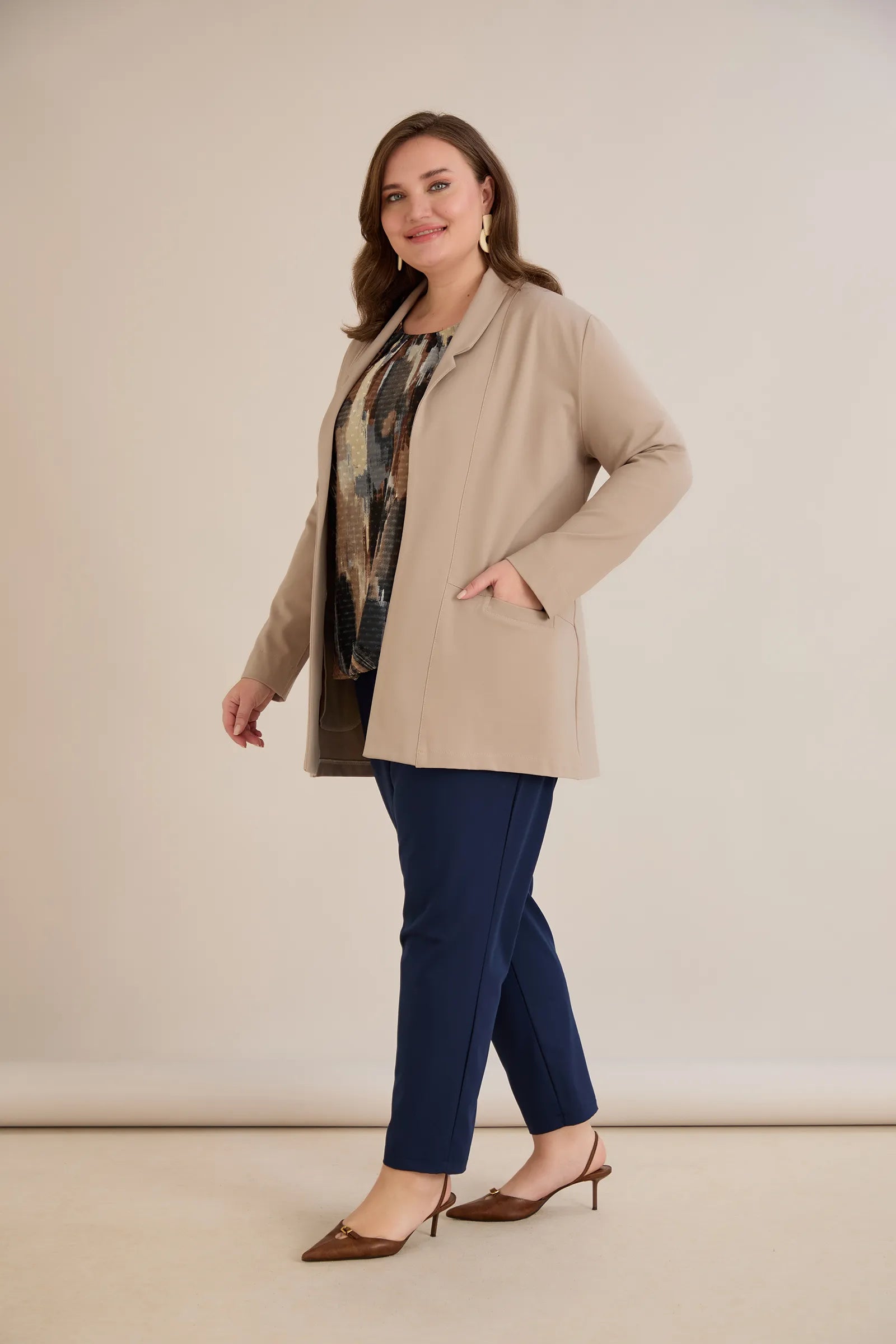 Σπορ-κομψό μπλεϊζερ χωρίς κούμπωμα σε Μπεζ χρώμα σε μεγάλα μεγέθη 