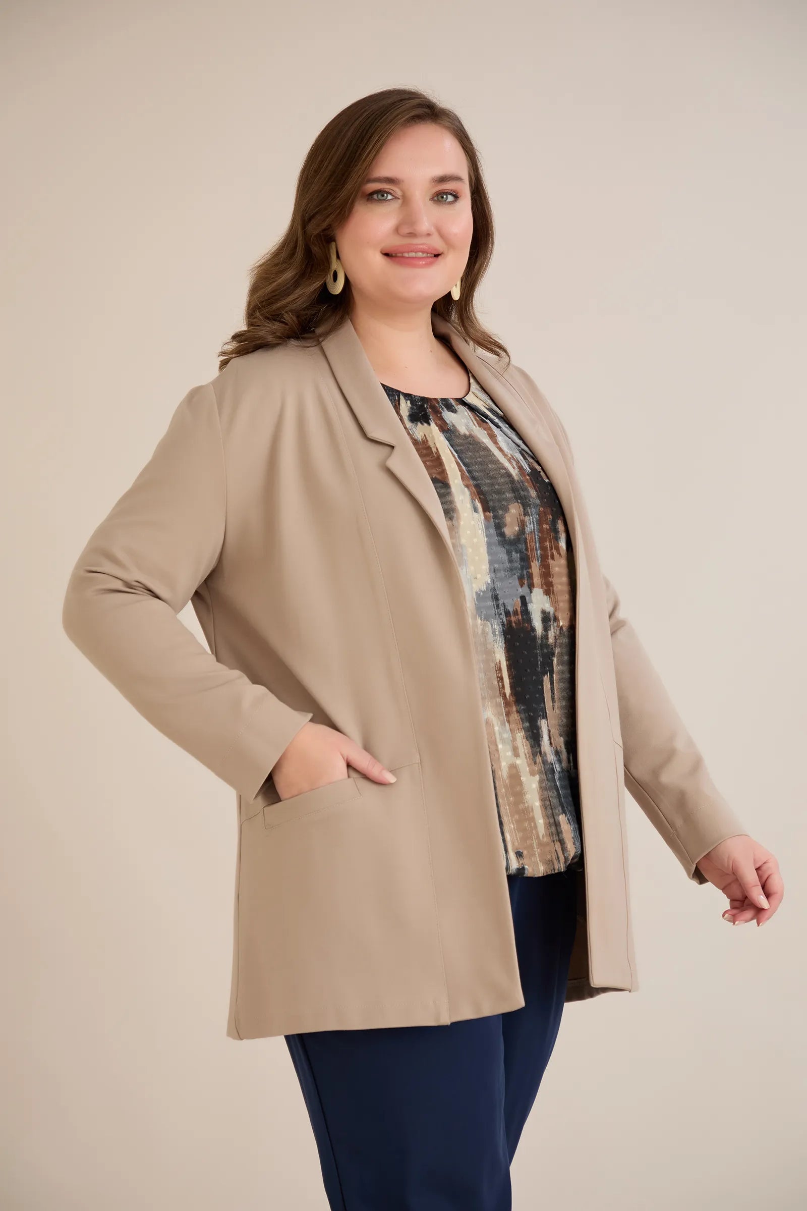 Σπορ-κομψό μπλεϊζερ χωρίς κούμπωμα σε Μπεζ χρώμα σε μεγάλα μεγέθη 