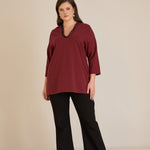 Μπλούζα με V-ντεκολτέ και ασημί τρέσα σε Μπορντό χρώμα σε μεγάλα μεγέθη 