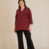 Μπλούζα με V-ντεκολτέ και ασημί τρέσα σε Μπορντό χρώμα σε μεγάλα μεγέθη 