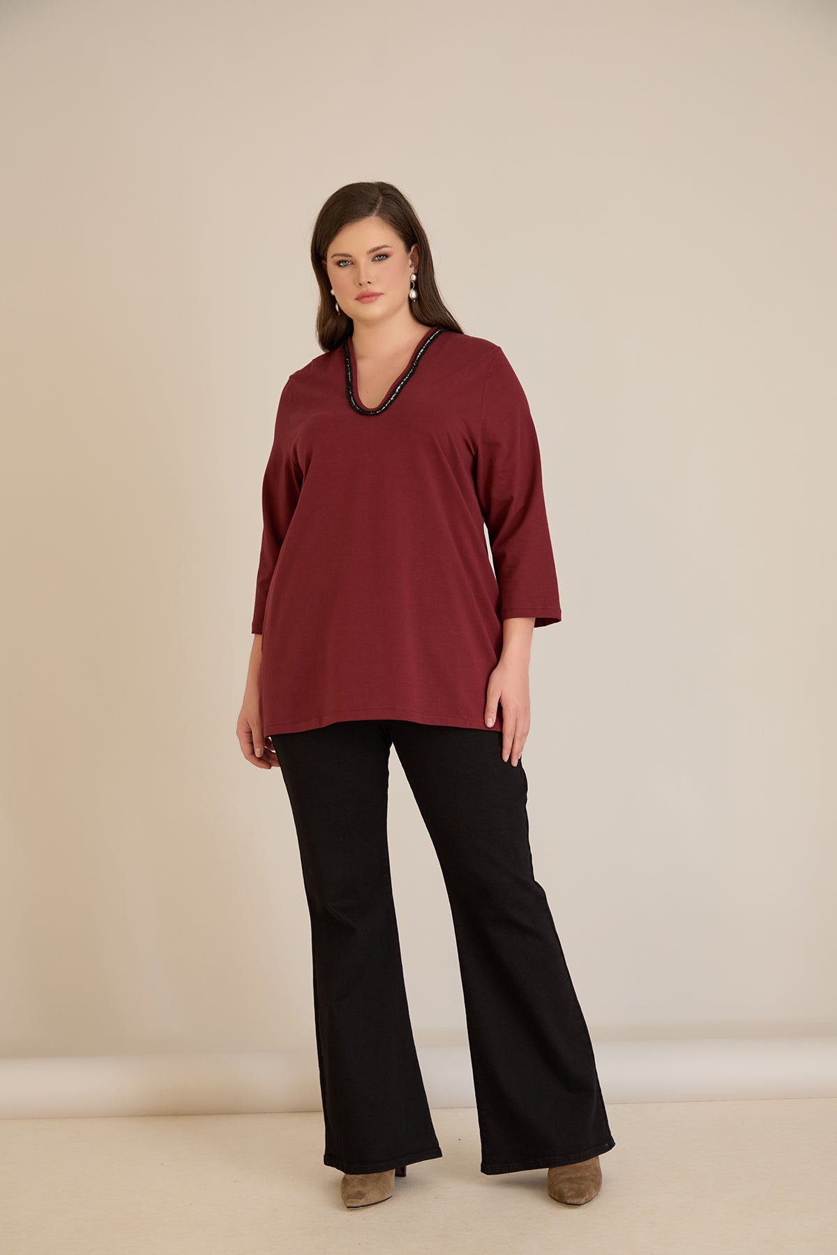 Μπλούζα με V-ντεκολτέ και ασημί τρέσα σε Μπορντό χρώμα σε μεγάλα μεγέθη 