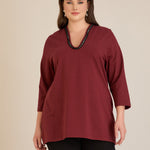 Μπλούζα με V-ντεκολτέ και ασημί τρέσα σε Μπορντό χρώμα σε μεγάλα μεγέθη 