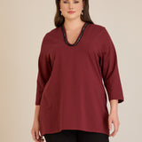 Μπλούζα με V-ντεκολτέ και ασημί τρέσα σε Μπορντό χρώμα σε μεγάλα μεγέθη 