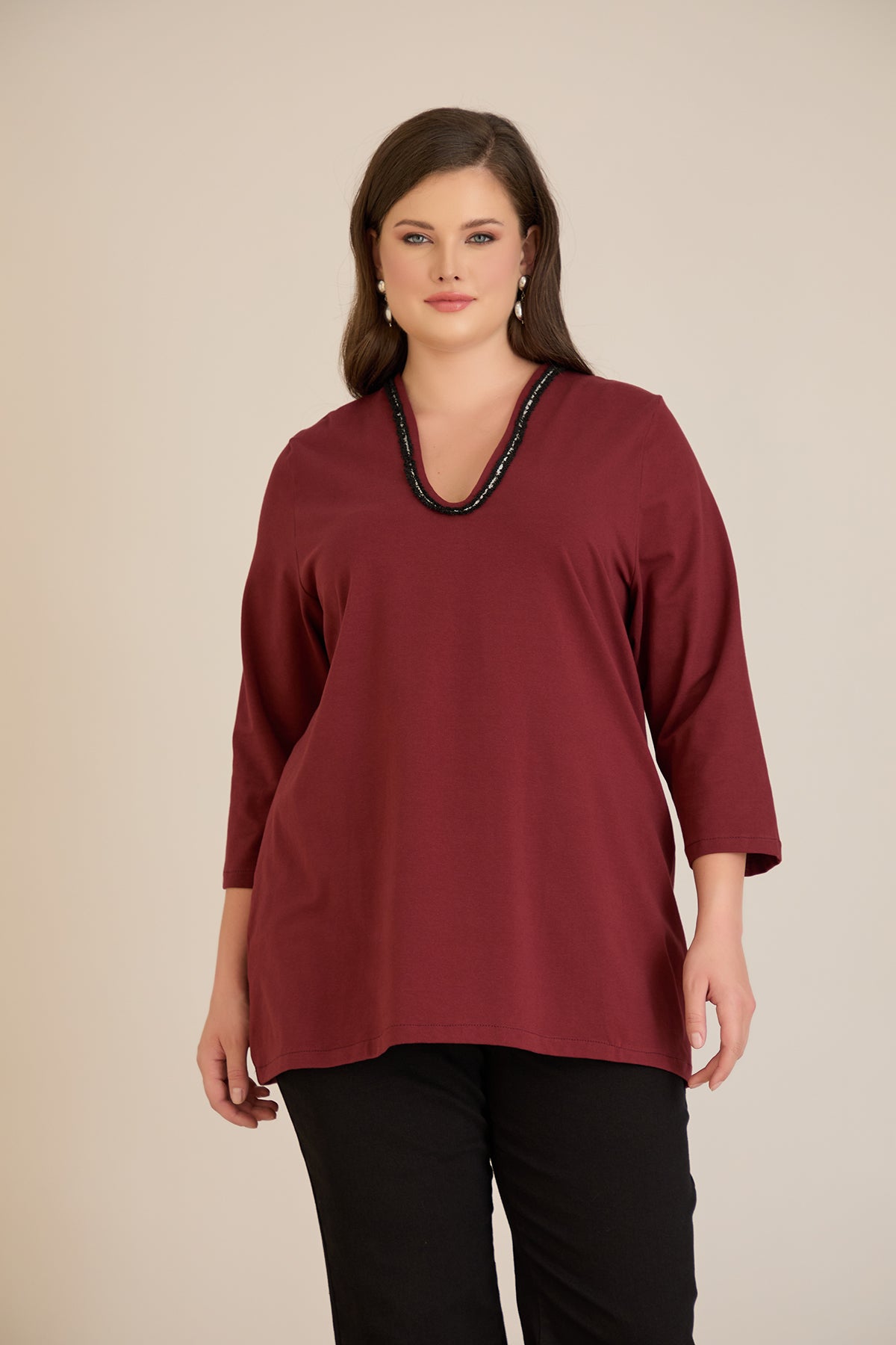 Μπλούζα με V-ντεκολτέ και ασημί τρέσα σε Μπορντό χρώμα σε μεγάλα μεγέθη 