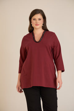 Μπλούζα με V-ντεκολτέ και ασημί τρέσα σε Μπορντό χρώμα σε μεγάλα μεγέθη 