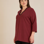 Μπλούζα με V-ντεκολτέ και ασημί τρέσα σε Μπορντό χρώμα σε μεγάλα μεγέθη 