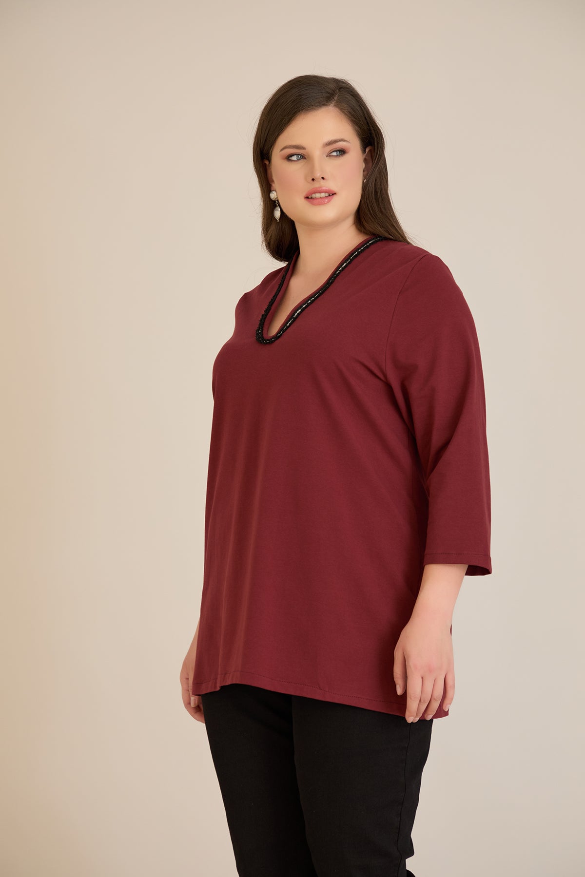Μπλούζα με V-ντεκολτέ και ασημί τρέσα σε Μπορντό χρώμα σε μεγάλα μεγέθη 