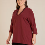 Μπλούζα με V-ντεκολτέ και ασημί τρέσα σε Μπορντό χρώμα σε μεγάλα μεγέθη 