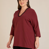 Μπλούζα με V-ντεκολτέ και ασημί τρέσα σε Μπορντό χρώμα σε μεγάλα μεγέθη 