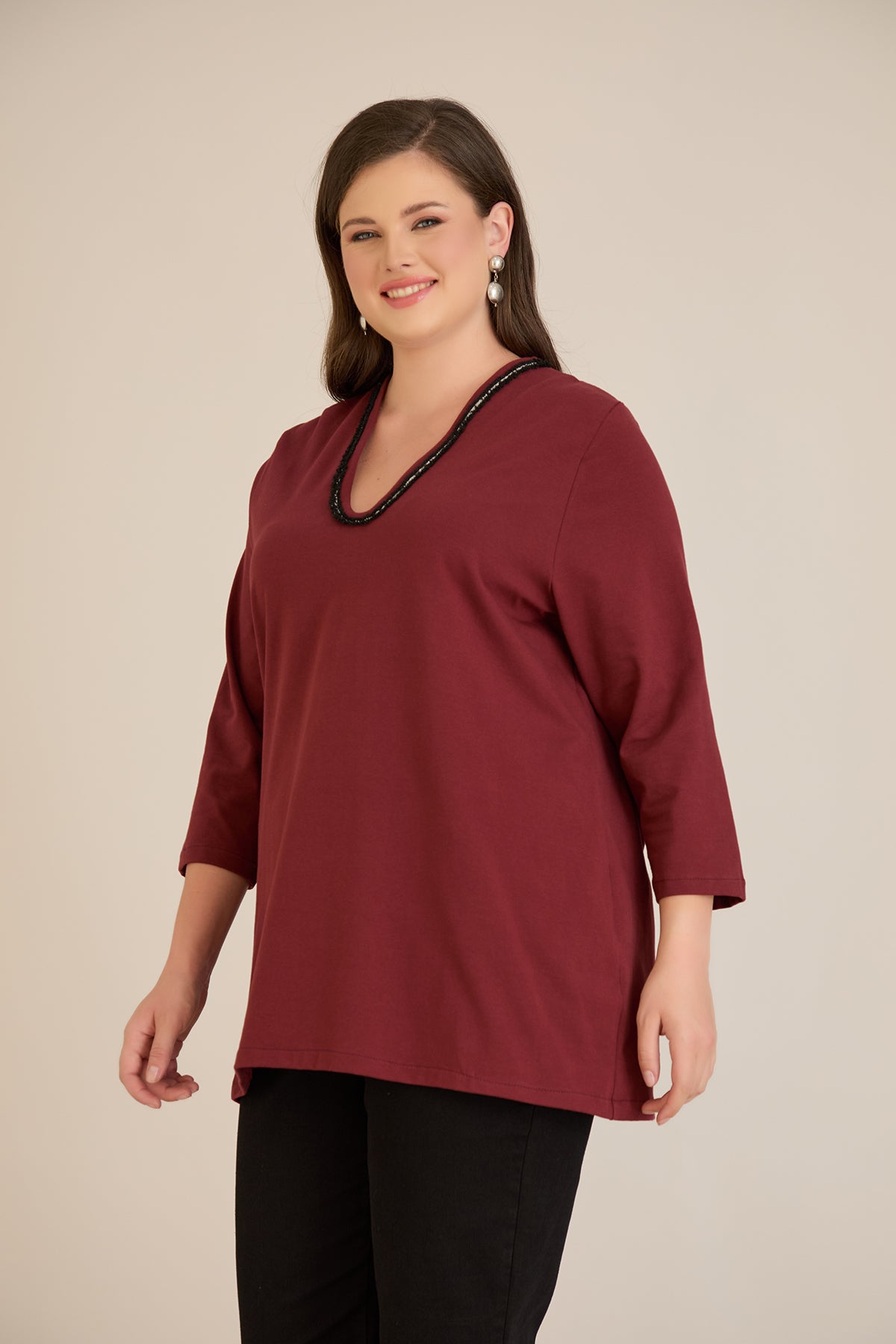 Μπλούζα με V-ντεκολτέ και ασημί τρέσα σε Μπορντό χρώμα σε μεγάλα μεγέθη 