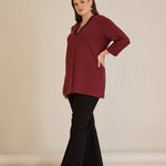 Μπλούζα με V-ντεκολτέ και ασημί τρέσα σε Μπορντό χρώμα σε μεγάλα μεγέθη 