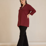 Μπλούζα με V-ντεκολτέ και ασημί τρέσα σε Μπορντό χρώμα σε μεγάλα μεγέθη 