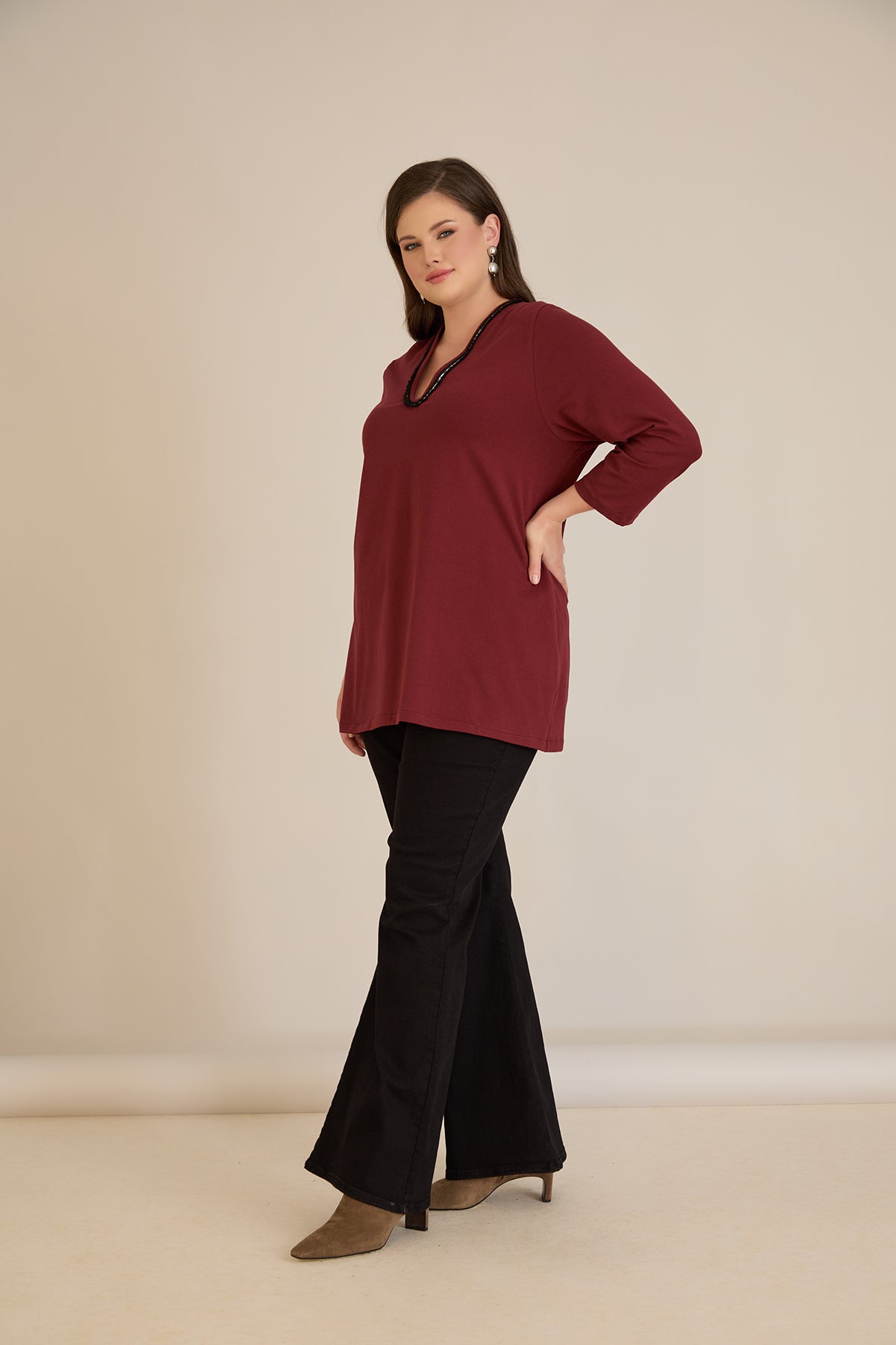 Μπλούζα με V-ντεκολτέ και ασημί τρέσα σε Μπορντό χρώμα σε μεγάλα μεγέθη 