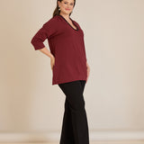 Μπλούζα με V-ντεκολτέ και ασημί τρέσα σε Μπορντό χρώμα σε μεγάλα μεγέθη 